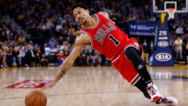 derrick rose tears his acl