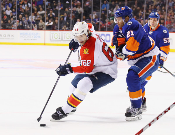 Jaromi Jagr skates with the puck against the New York Islanders