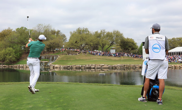 Jordan Spieth watches a shot from the drop zone at the Dell Match Play