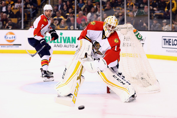 Roberto Luongo eyeing the puck