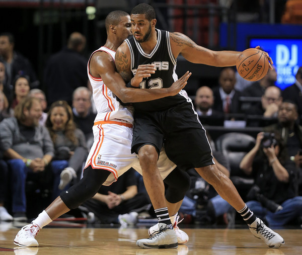 LaMarcus Aldridge backs up against Chris Bosh