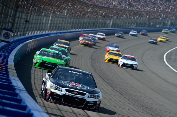 Kevin Harvick leads a pack of cars at the Auto Club 400