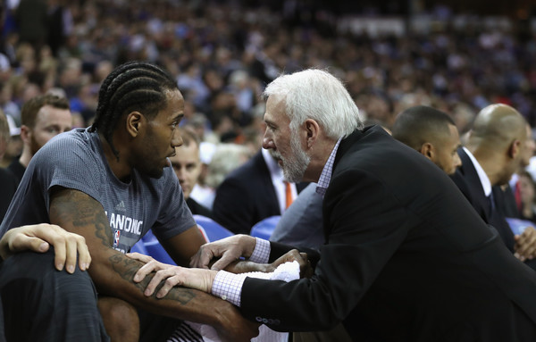 Gregg Popovich talks to Kawhi Leonard