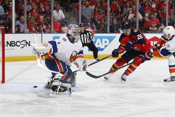 Teddy Purcell scores a goal past the Isles' Thomas Greiss