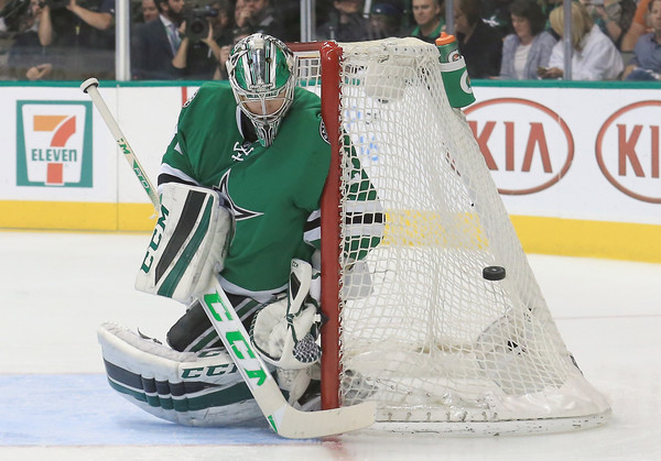 Kari Lehtonen negates a shot attempt