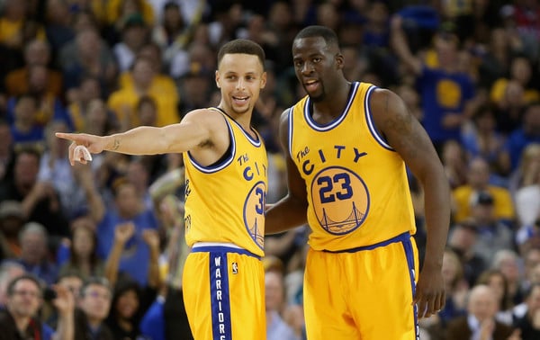 Stephen Curry talks to Draymond Green in the game against the Washington Wizards