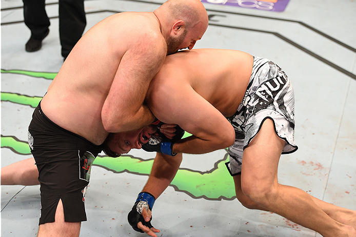 Ben Rothwell chokes out Matt Mitrione with his gogo choke