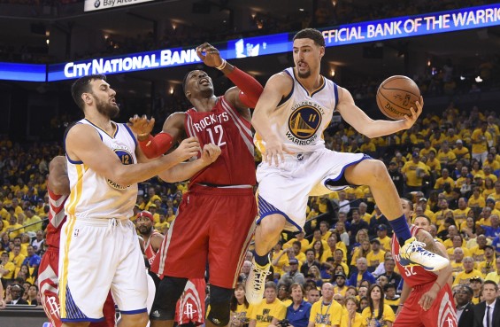 NBA Warriors vs Rockets Klay pass