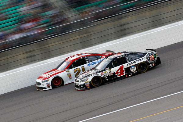Kevin Harvick and Ryan Blaney race each other at the Go Bowling 400