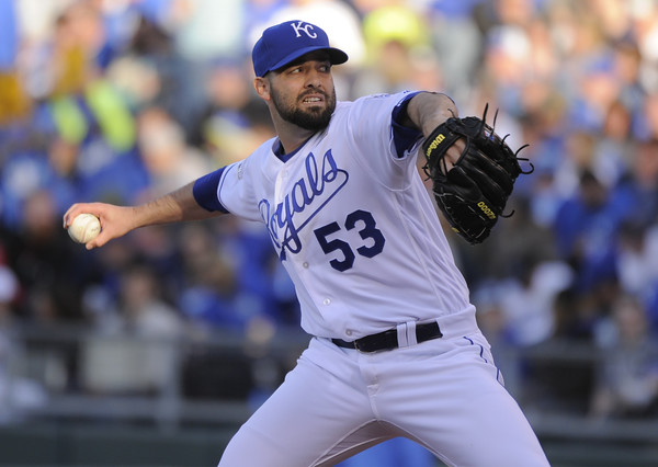 Dillon Gee delivers a pitch