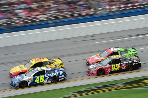 Jimmie Johnson leading a pack of cars at the Geico 500
