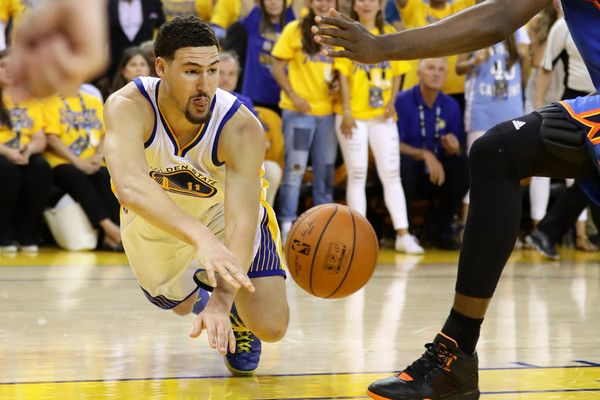 Klay Thompson falls on the floor