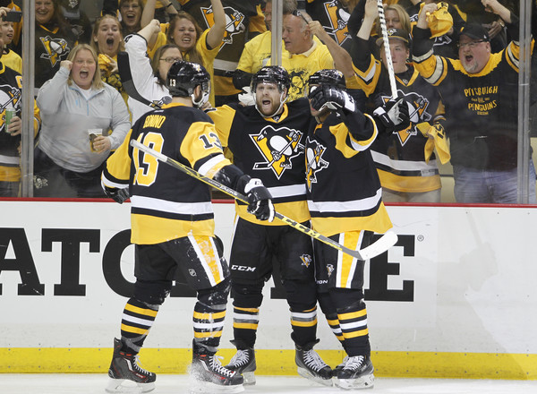 Phil Kessel gathers his teammates for a spontanous group hug