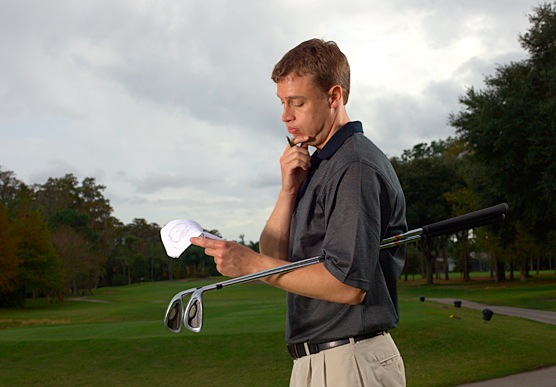 golfer-picking-clubs