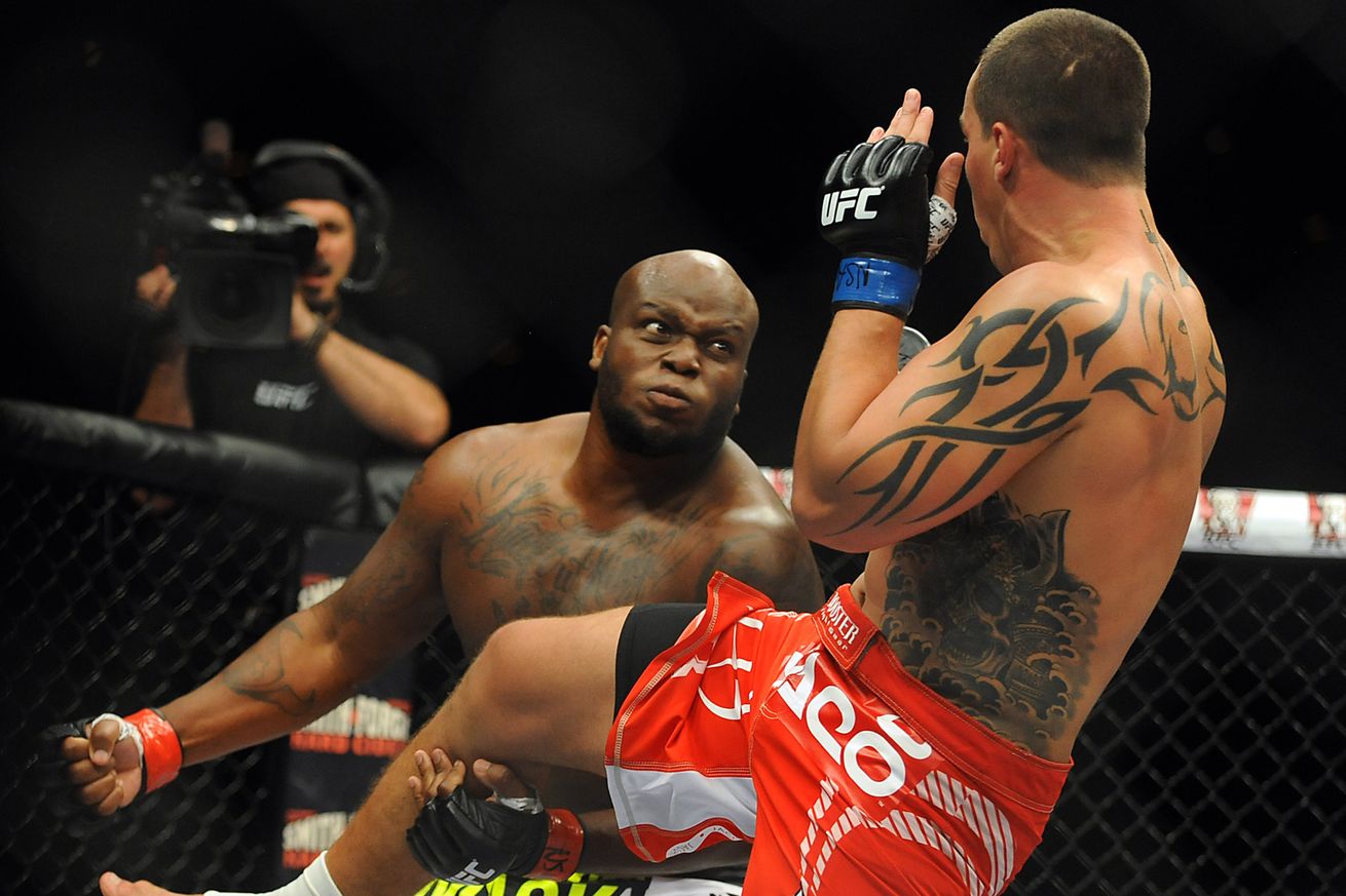 Derrick Lewis loads up on a right hand against Carlos Augusto Inocente Filho