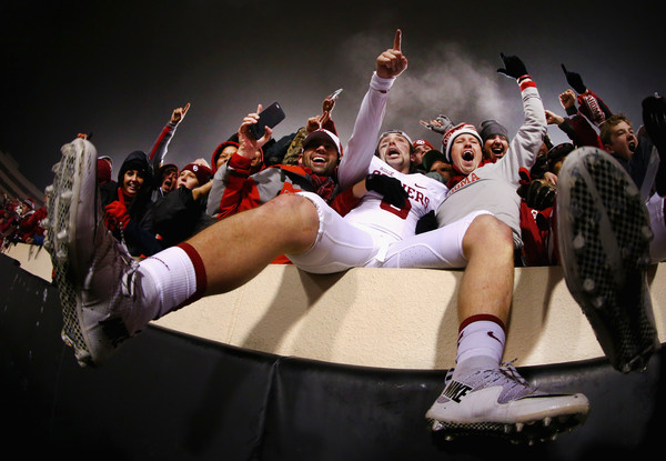 Baker Mayfield having a good time with the fans